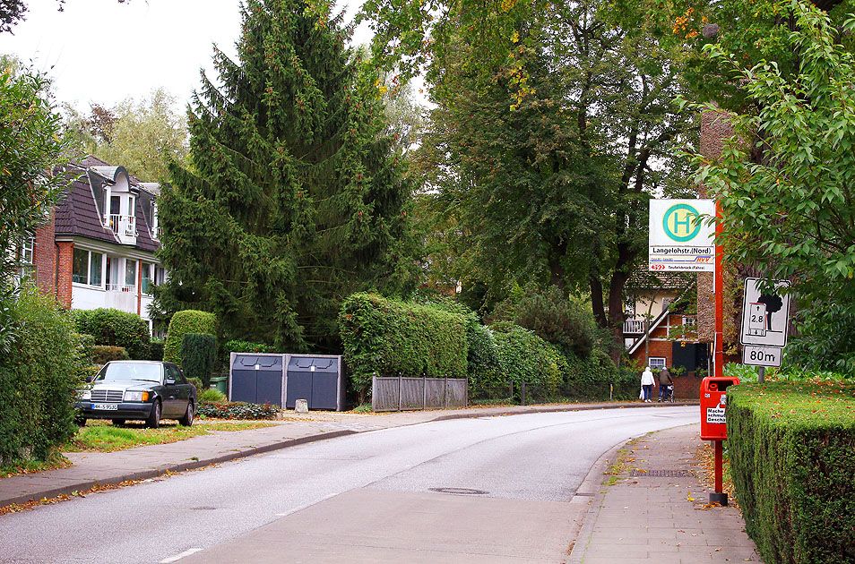 Die Bushaltestelle Langelohstra&szlig;e (Nord) in Hamburg-Osdorf