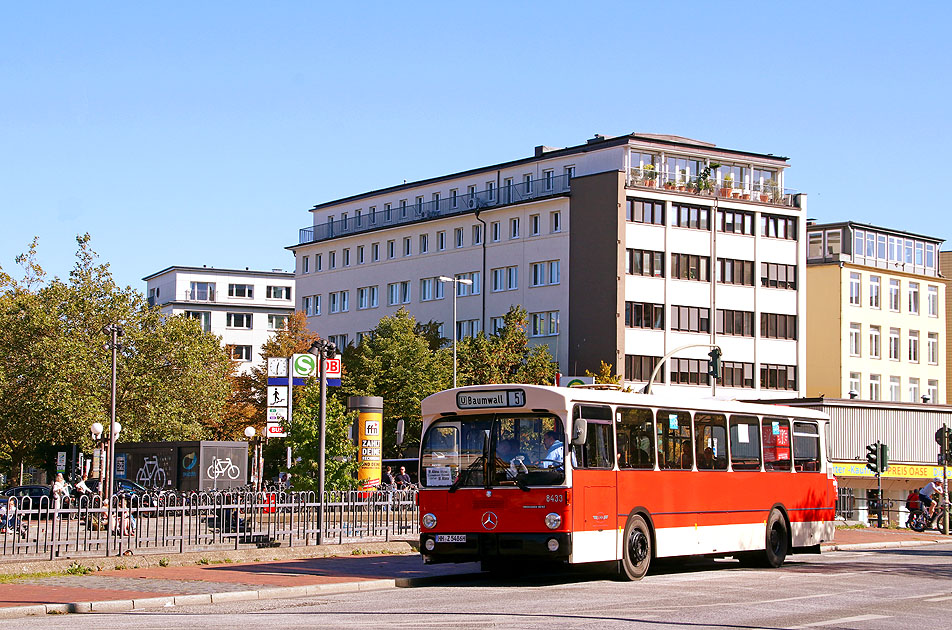 Der VHH Museumsbus 8433 an der Haltestelle Bahnhof Altona