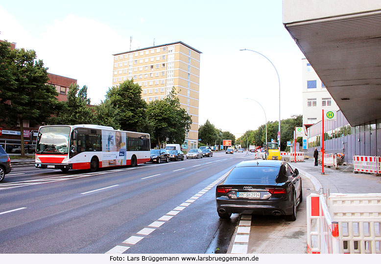 Die Bushaltestelle S-Bahn Reeperbahn in Hamburg mit der Busbeschleunigung