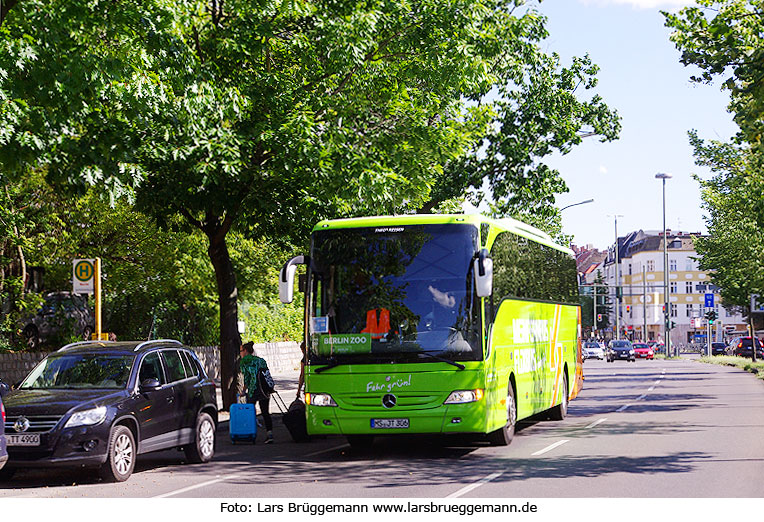 Ein Fernbus von Meinfernbus Flixbus an der Haltestelle U-Bahn Alt Tegel in Berlin