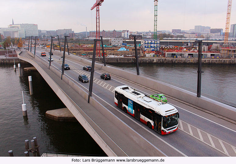 Hochbahn-Bus in der Hafencity an der Haltestelle Baakenhöft - Diesel-elektrischer-Hybridbus