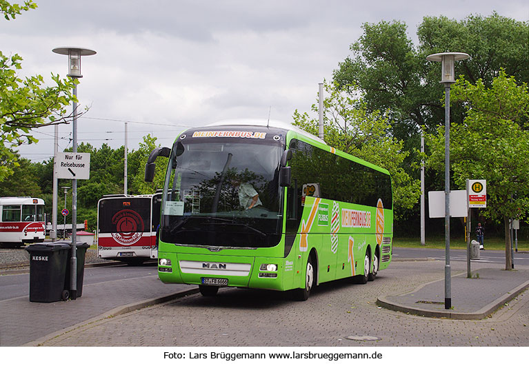 Ein Fernbus von Meinfernbus auf dem ZOB in Braunschweig