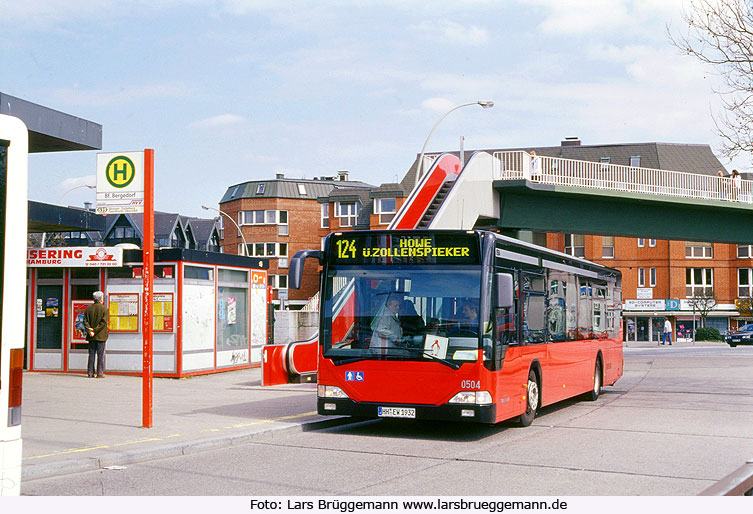 Der VHH-Bus 0504 an der Haltestelle Bahnhof Bergedorf