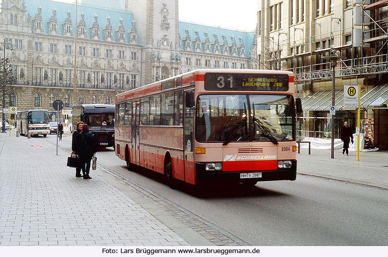 Ein VHH-Schnellbus auf der Linie 31 auf dem Rathausmarkt