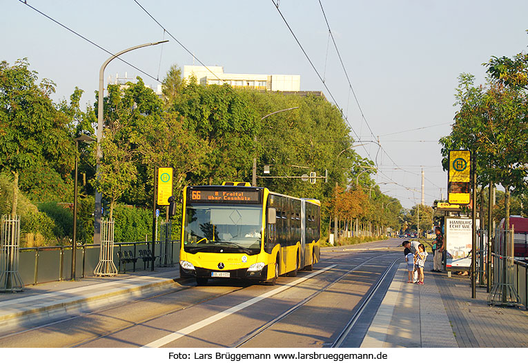 Die Haltestelle Gret-Palucca-Straße in Dresden mit einem DVB Bus