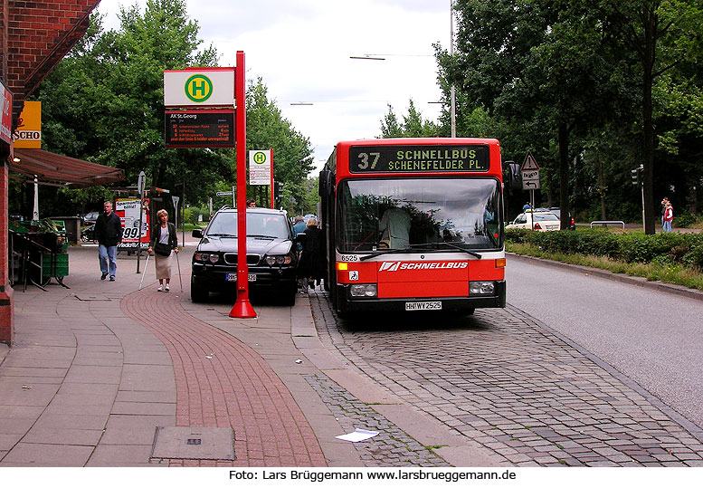 Parken auf Bushaltestelle und auf dem Gehweg - Hochbahn Schnellbus an der Haltestelle AK St. Georg in Hamburg