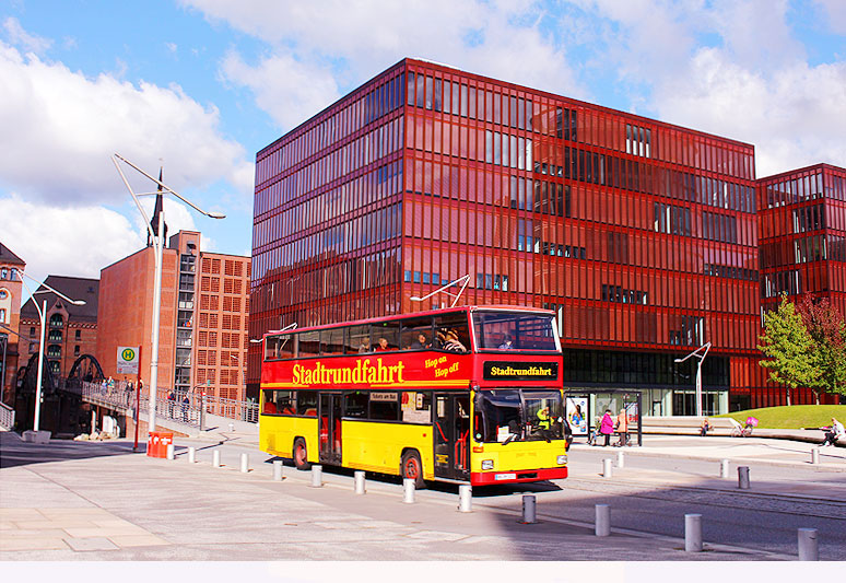 Ein Stadtrundfahrt Bus in Hamburg in der Hafencity an der Haltestelle Magellan-Terrassen