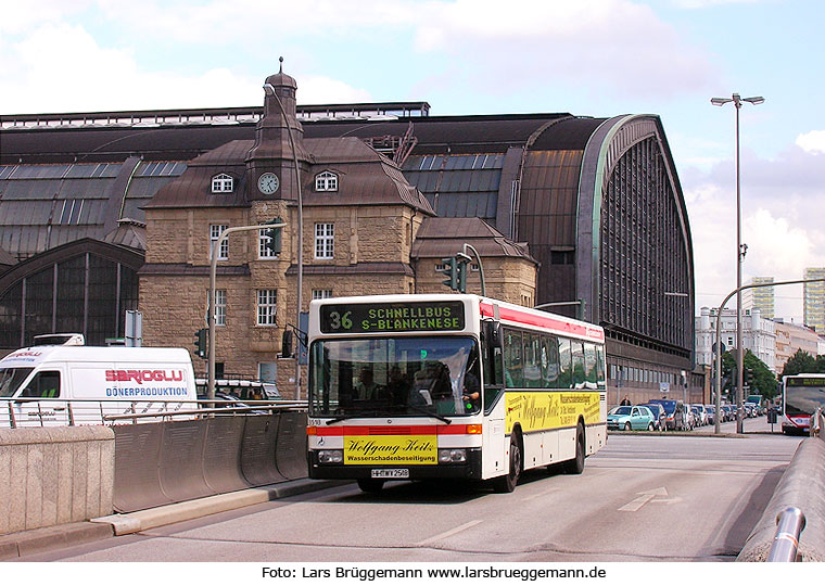 Ein Hochbahn-Schnellbus vor dem Hauptbahnhof in Hamburg