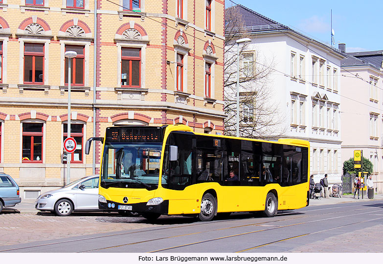 Bus an der Haltestelle Gottfried-Keller-Straße in Dresden