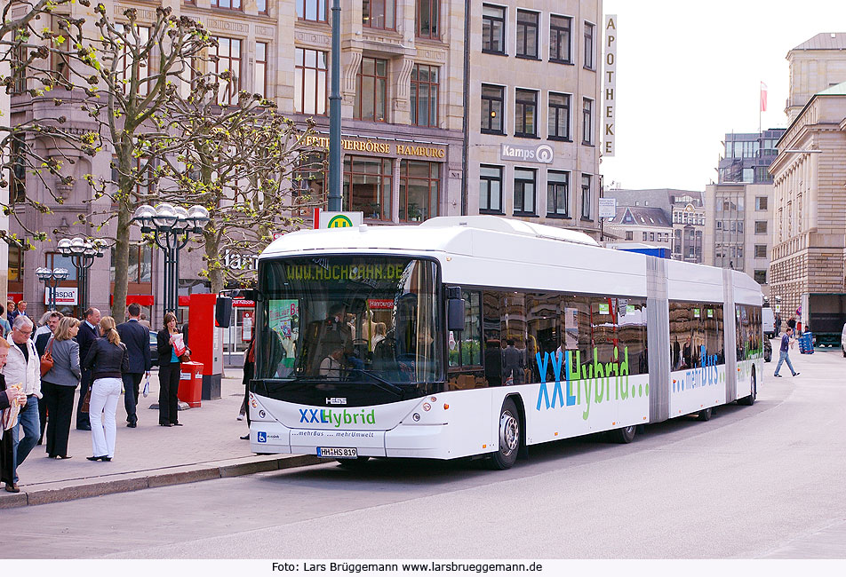 Ein Hess Hybridbus als Doppelgelenkbus bei der Hamburger Hochbahn