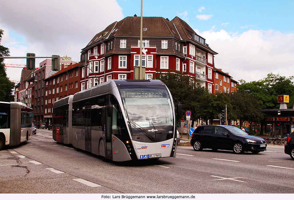 Der VHH Elektrobus von Van Hool an der Haltestelle Holstenstraße
