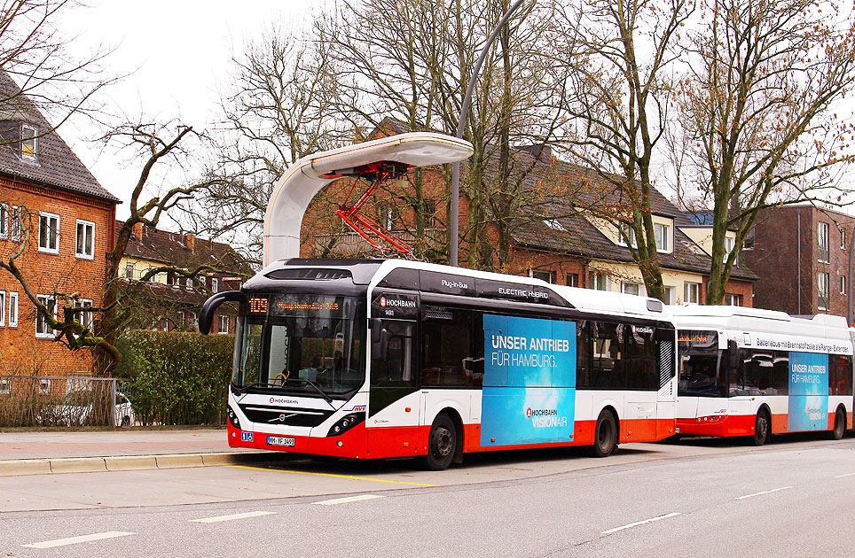 Ein Hochbahn Elektrobus an der Haltestelle U-Bahn Alsterdorf