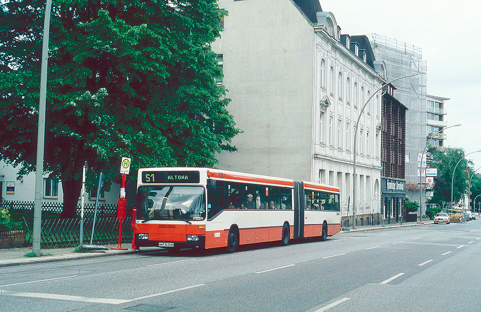 Ein SEV Bus für die Hamburger S-Bahn am Bahnhof Königstraße in Hamburg