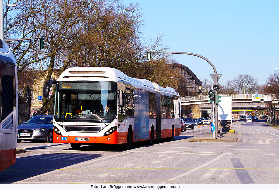 Ein Hochbahn Volvo-Hybridbus an der Haltestelle Stephansplatz