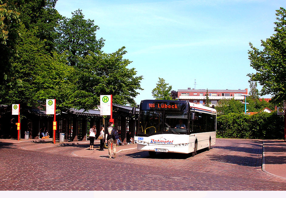 Ein Dahmetal Bus am Bahnhof Ahrensburg