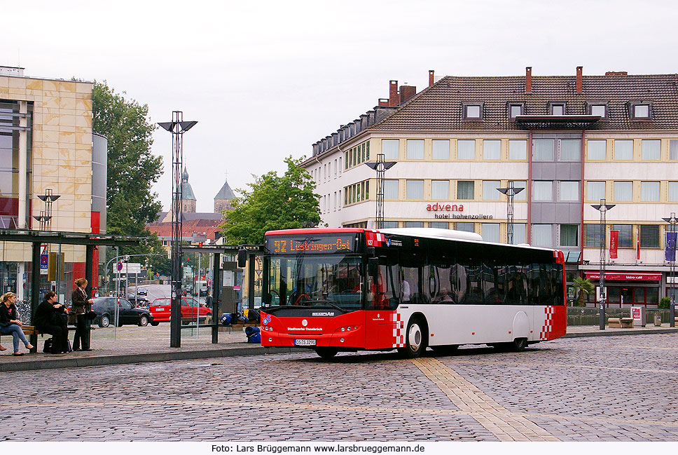 Ein Neoplan Stadtbus der Stadtwerke Osnabrück vor dem Hauptbahnhof