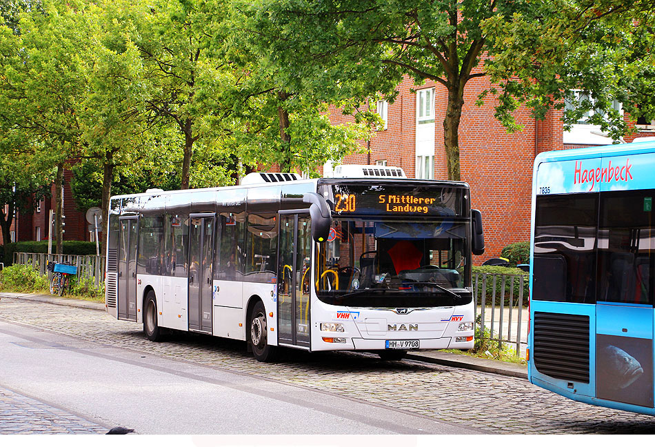 Ein MAN-Bus vom Typ NL 283 der VHH am U-Bahn-Bahnhof Hamburg-Billstedt