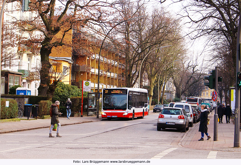 Ein Hochbahn-Schnellbus an der Haltestelle Daimlerstraße in Altona