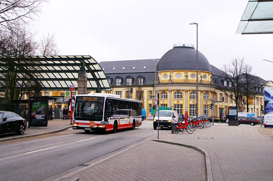 Die Haltestelle Hamburg Messe (Eingang Ost) mit einem Schnellbus der Hochbahn
