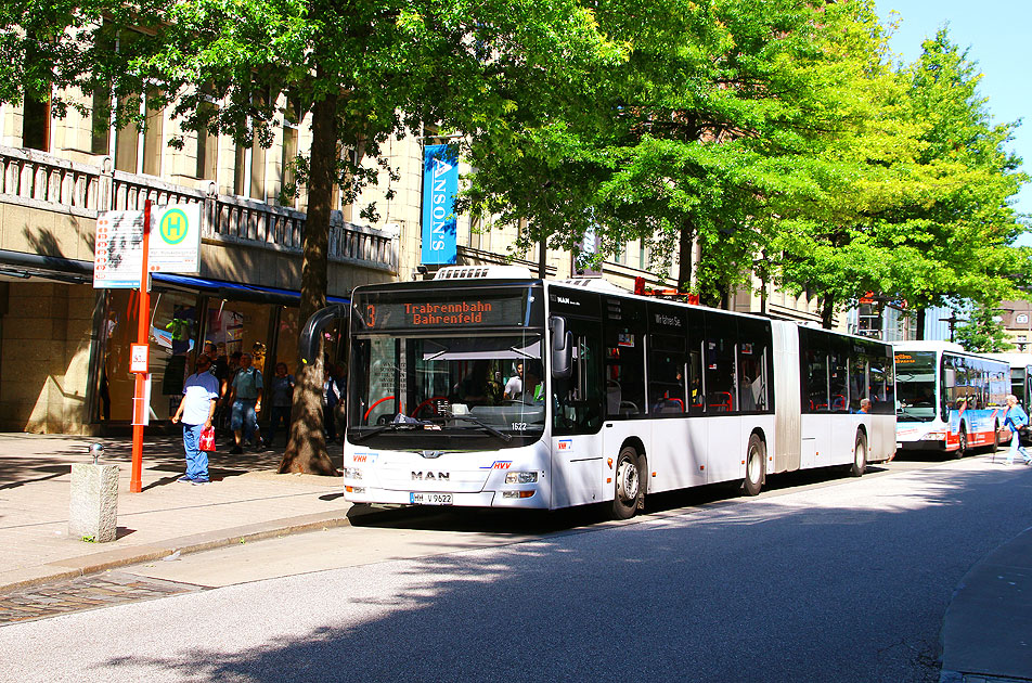 Ein VHH MAN Bus in Hamburg an der Haltestelle Mönckebergstraße / Hauptbahnhof