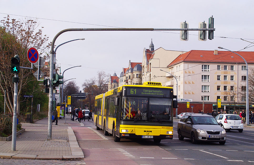 Die Haltestelle Nürnberger Platz in Dresden mit einem Bus der DVB