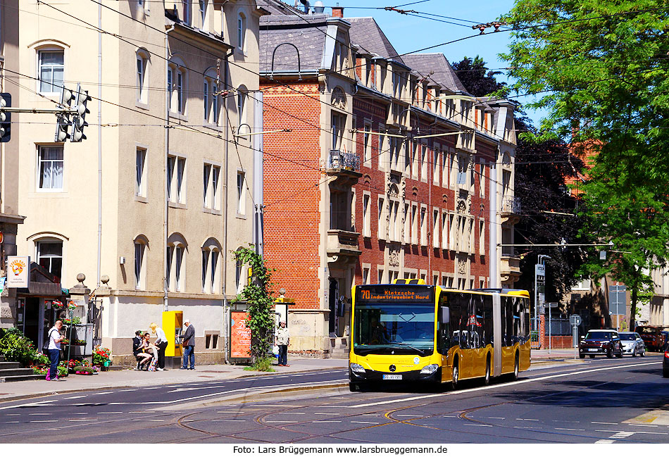 Ein DVB Bus an der Haltestelle Trachenberger Platz in Dresden