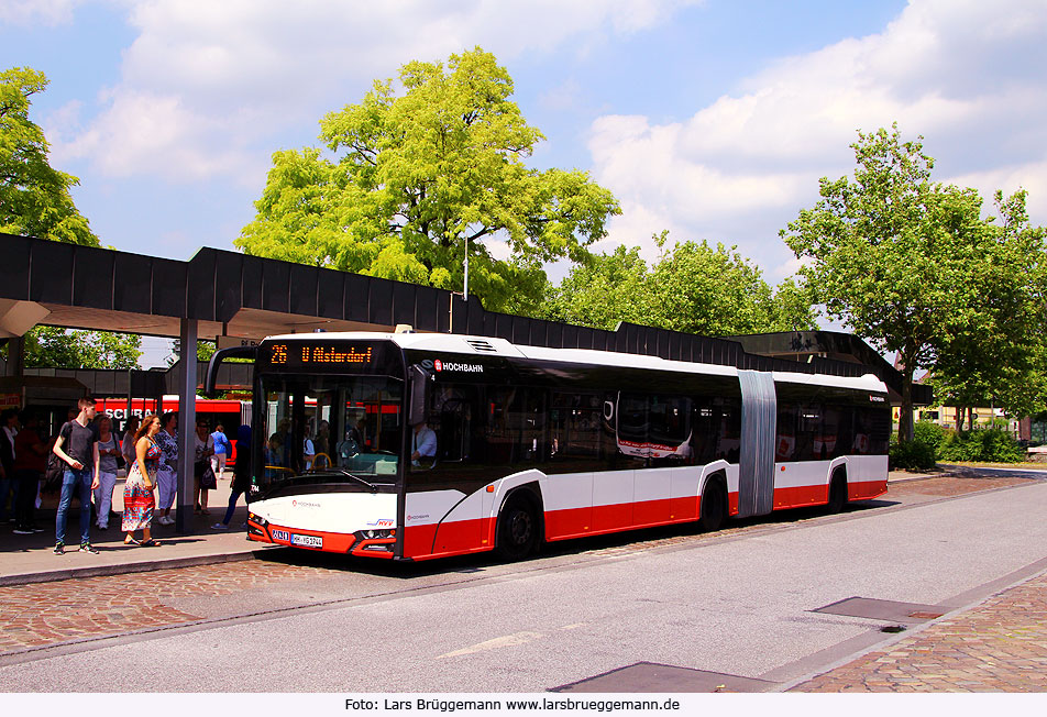 Hochbahn Solaris Gelenkbus auf dem Busbahnhof in Hamburg-Rahlstedt