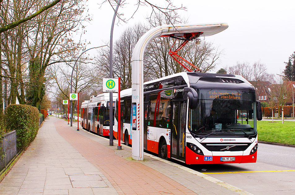Ein Hochbahn Elektrobus an der Haltestelle U-Bahn Alsterdorf - Der Bus steht am Lademast und wird mit Strom geladen
