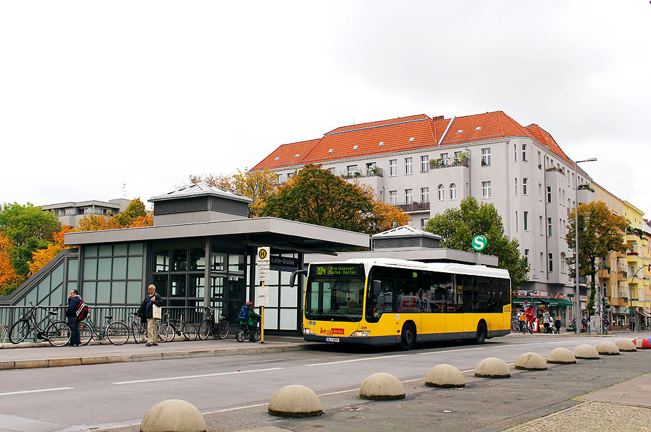 Bus der Linie 204 am Bahnhof Julius-Leber-Brücke der Berliner S-Bahn