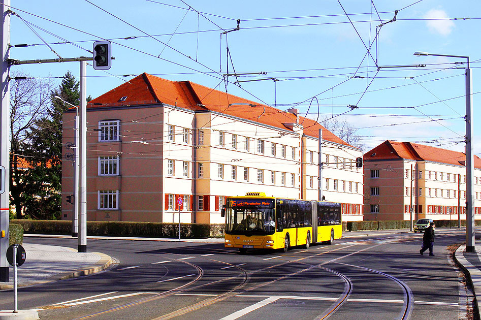 Ein DVB Bus an der Haltestelle Hugo-Bürkner-Straße mit Gleisdreieck