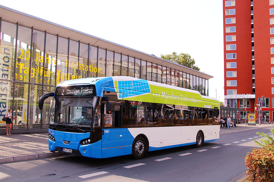 Ein Elektrobus der Stadtwerke Münster an der Haltestelle Hauptbahnhof