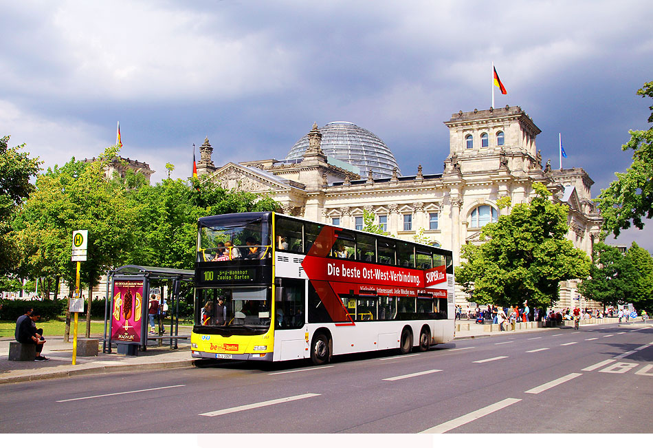 Ein Berliner Doppeldeckerbus der BVG vor dem Reichstag in Berlin