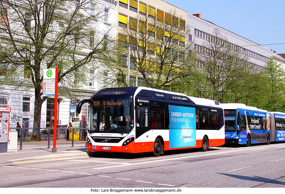 Mit Elektromobilität durch Hamburg: Ein Elektrobus von Volvo der Hamburger Hochbahn am ZOB