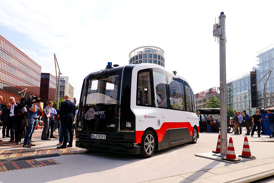Der autonom fahrende HEAT Bus der Hamburger Hochbahn in der Hafencity auf den Magellan-Terrassen