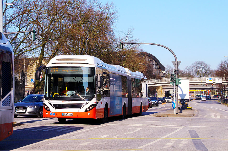 Ein Hochbahn Volvo-Hybridbus an der Haltestelle Stephansplatz