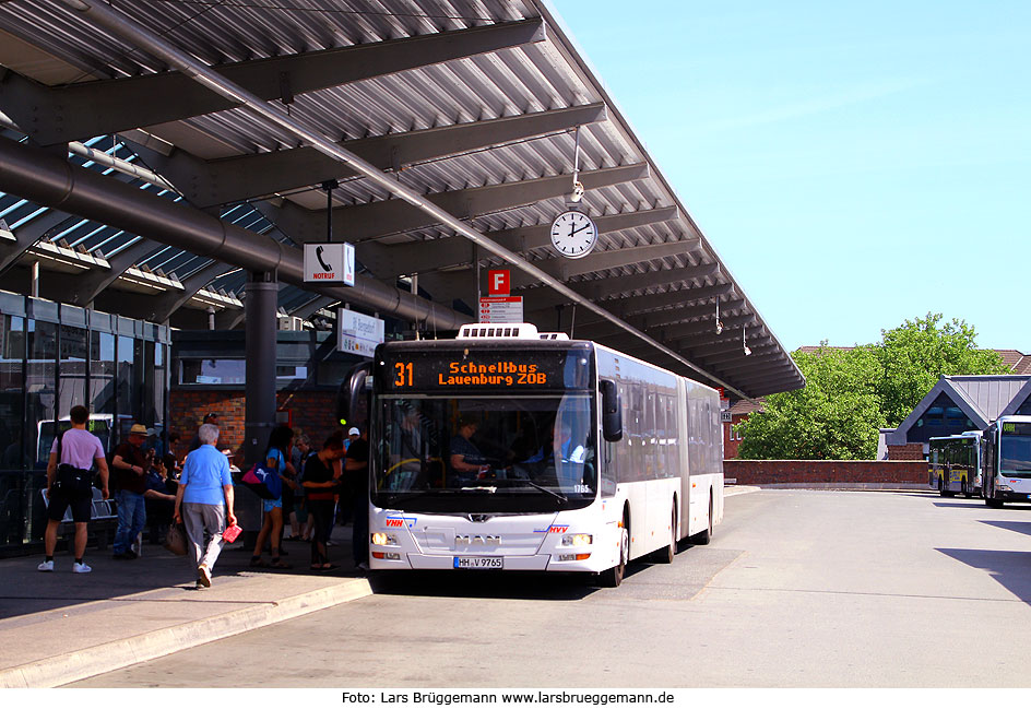 Der VHH Bus 1765 auf dem ZOB am Bahnhof Hamburg-Bergedorf