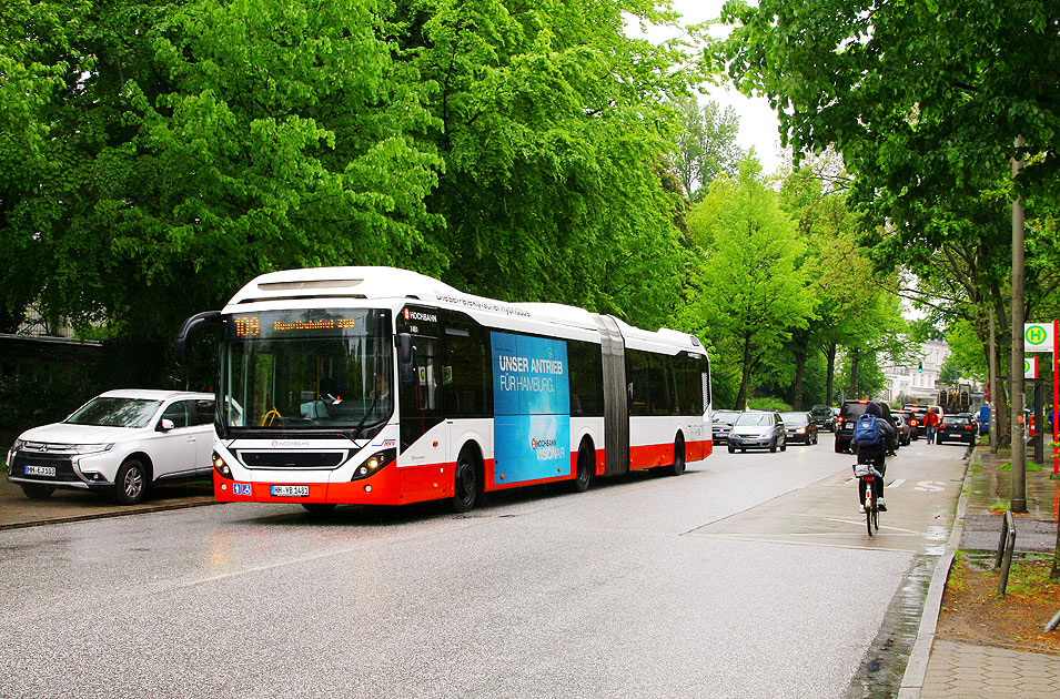 Ein Hochbahn-Bus auf der Buslinie 109 an der Haltestelle Alsterchaussee