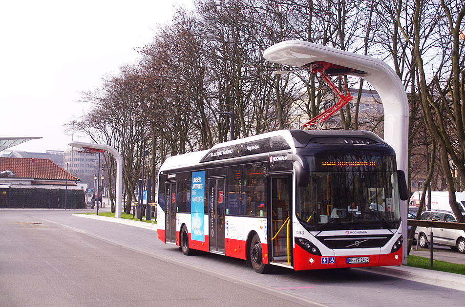 Ein Hochbahn Volvo Elektro Hybrid Bus in der Kehre Hamburg ZOB