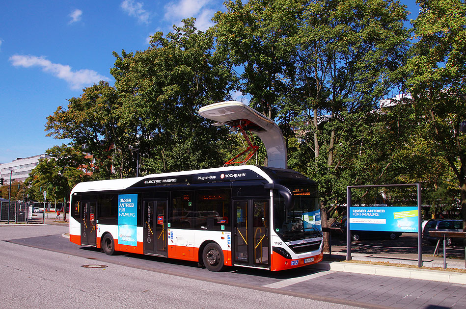 Ein Hochbahn Elektrobus am Lademast in Hamburg in der Elektrobuskehre