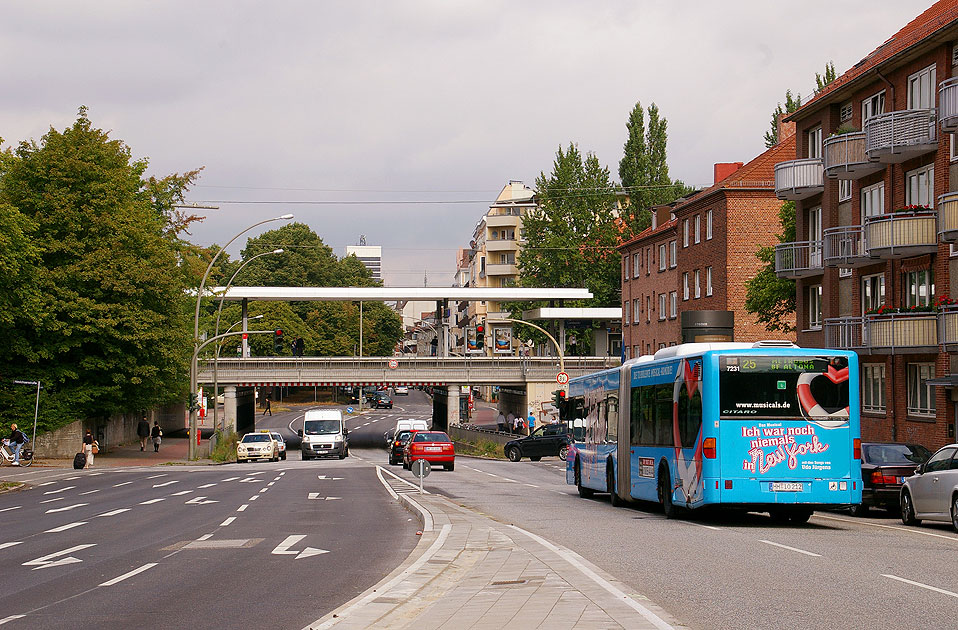 Ein Hochbahn Bus am Bahnhof Landwehr der Hamburger S-Bahn