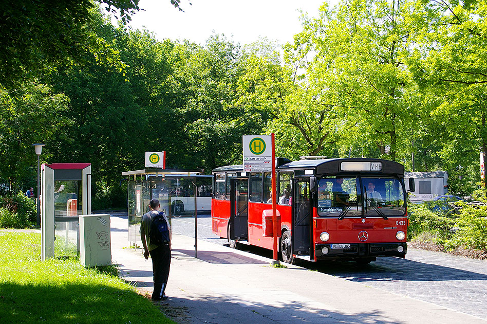 Der VHH Museumsbus 8433 am S-Bahn Bahnhof Iserbrook