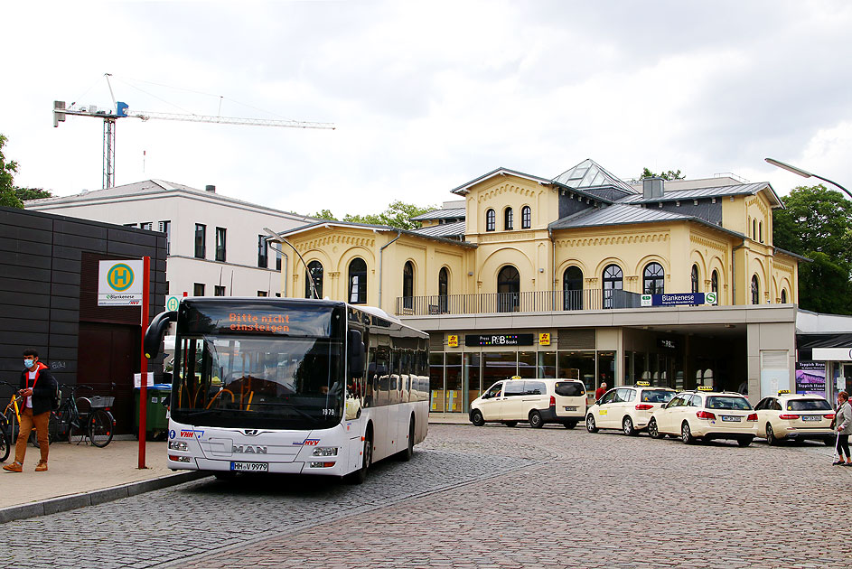 Ein Dieselbus der VHH in Hamburg-Blankenese vor dem Bahnhof
