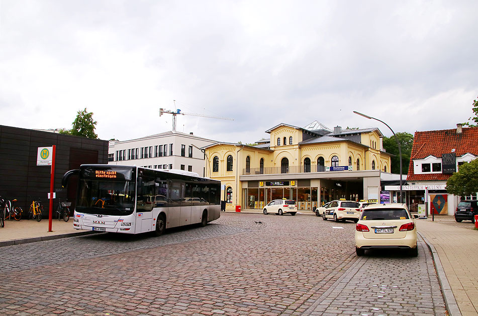 Ein Bus am Bahnhof Blankenese in Hamburg