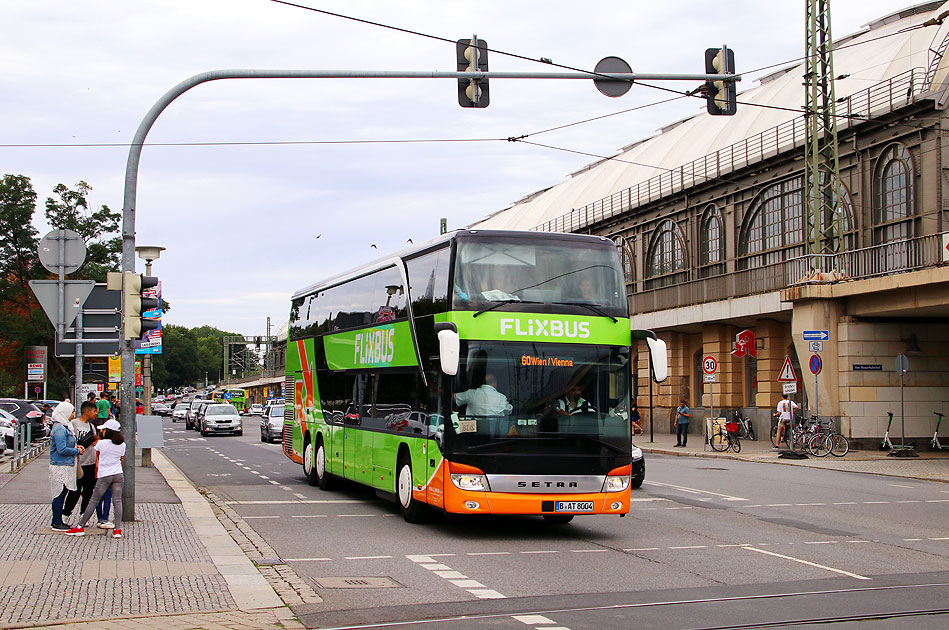 Ein Flixbus in Dresden auf der Fahrt von Berlin nach Wien über Prag