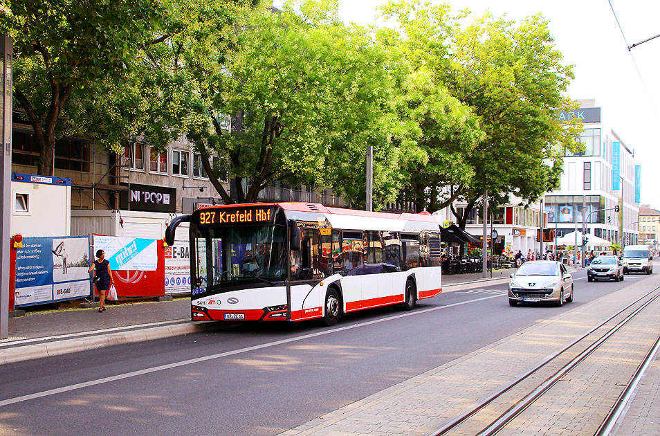 Ein SWK Stadtbus in Krefeld an der Haltestelle Rheinstraße