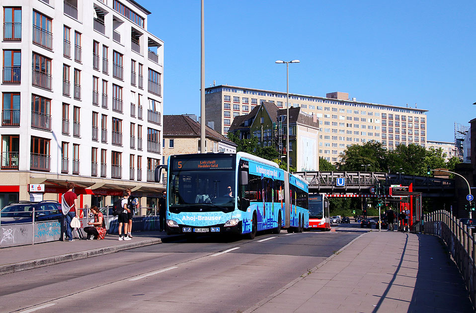 Ein Hochbahn Bus von Evobus ein Capacity L an der Haltestelle U-Bahn Hoheluftbrücke