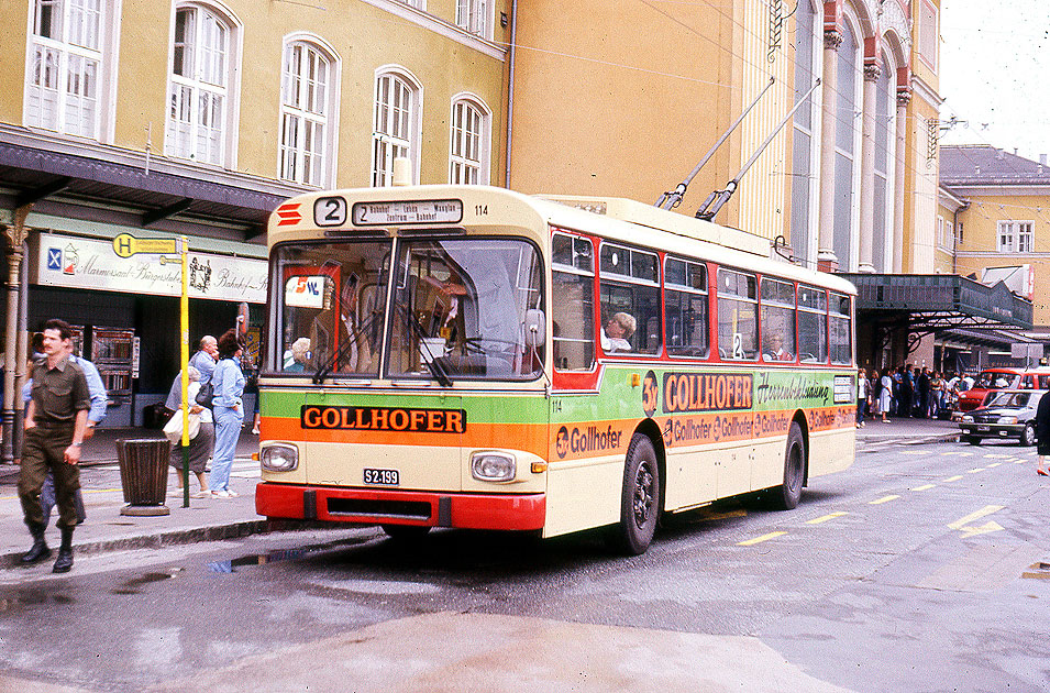 Elektromobilität in Salzburg: Der Obus in Salzburg an der Haltestelle Hauptbahnhof - Gräf & Stift OE 110/54/A Solowagen