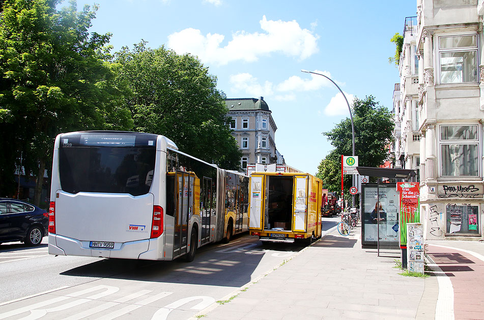 Ein Bus der VHH wird durch einen Paketwagen der Paketpost an der Haltestelle Bernstorffstraße behindert