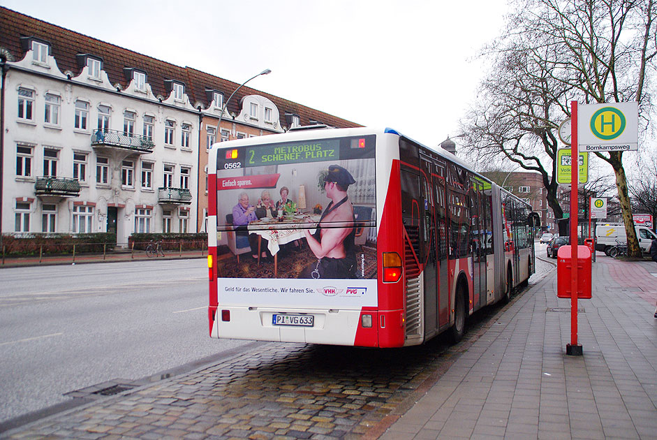 Ein PVG / VHH Bus an der Bushaltestelle Bornkampsweg in Hamburg-Bahrenfeld