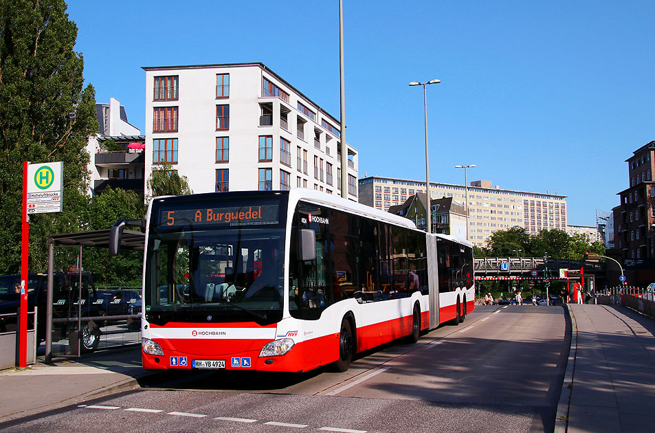 Ein Hochbahn Bus von Evobus ein Capacity L an der Haltestelle U-Bahn Hoheluftbrücke